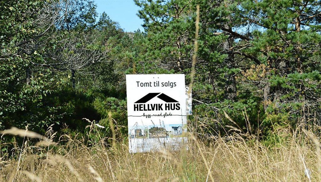 Tomt til salgs skilt fra Hellvik hus.